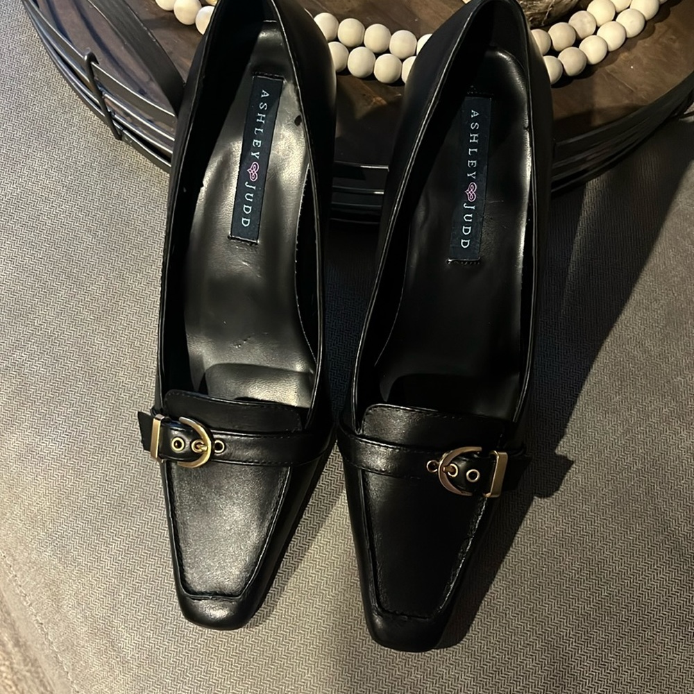 AshleyJudd Leather Upper Black Pump with gold tone buckle across toe;Size:8.5M